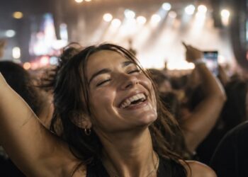 mujer, concierto, felicidad