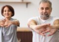Pareja practicando ejercicio de pilates en casa. Foto: Freepik