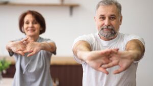 Nadar está bien, pero hay una opción mejor: el sencillo ejercicio de pilates en silla para que los mayores de 60 años fortalezcan su core en minutos