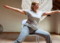 Mujer mayor haciendo ejercicio de pilates con una silla. (Foto: Freepik)