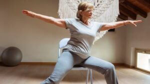 Adios al gym: el mejor ejercicio de pilates en silla para que los mayores de 60 años mejoren su coordinación sin impacto