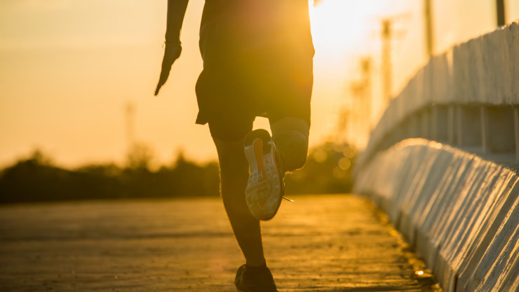 Correr al atardecer. Foto: Freepik