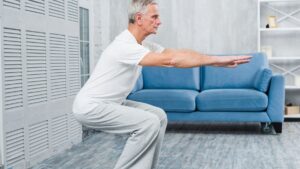 La bicicleta ayuda, pero este es el ejercicio de gimnasia que debes hacer en casa para mejorar el equilibrio con más de 60 años