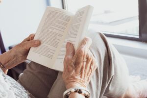 La psicología sugiere que las personas que llegan a los 70 años y comprueban que sus hijos ya no les necesitan pueden experimentar una profunda sensación de abandono