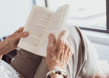La psicología sugiere que las personas que llegan a los 70 años y comprueban que sus hijos ya no les necesitan pueden experimentar una profunda sensación de abandono