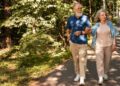 Pareja de jubilados caminando. Foto: Freepik