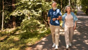 Caminar siempre viene bien, pero no basta: el mejor ejercicio de gimnasia para que los mayores de 65 años mejoren su equilibrio