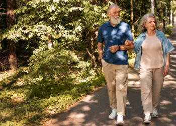 Pareja de jubilados caminando. Foto: Freepik