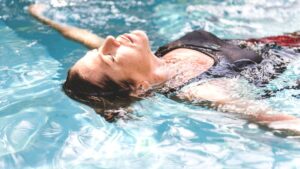 La curiosa técnica de relajación que nadie conoce en España y se puede practicar dentro de una piscina: sin excusas para empezar este verano