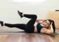 Una mujer haciendo abdominales en casa. Foto: Freepik - @tonodiaz
