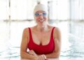 Una adulta en la piscina haciendo ejercicio. Foto: Freepik