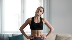 Ni pesas ni gimnasio: el ejercicio más simple que puedes hacer en la playa para lucir abdominales de acero este verano
