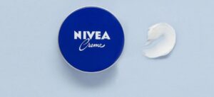 Cristina Hoyos, dermatóloga, sobre la crema Nivea del bote azul: «Aporta alivio al mejorar la hidratación y reducir tirantez»