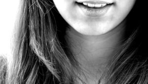 Adiós al sarro: cómo blanquear tus dientes sin pasar por el dentista ni gastar un dineral