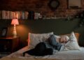 La hora a la que te vas a dormir influye, pero los expertos coinciden: hay una cosa mucho más importante para descansar mejor