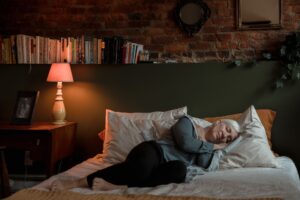 La hora a la que te vas a dormir influye, pero los expertos coinciden: hay una cosa mucho más importante para descansar mejor