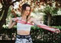El pilates está bien, pero hay un ejercicio para acabar con las alas de murciélago y redefinir tu figura en solo 15 minutos y sin salir de casa