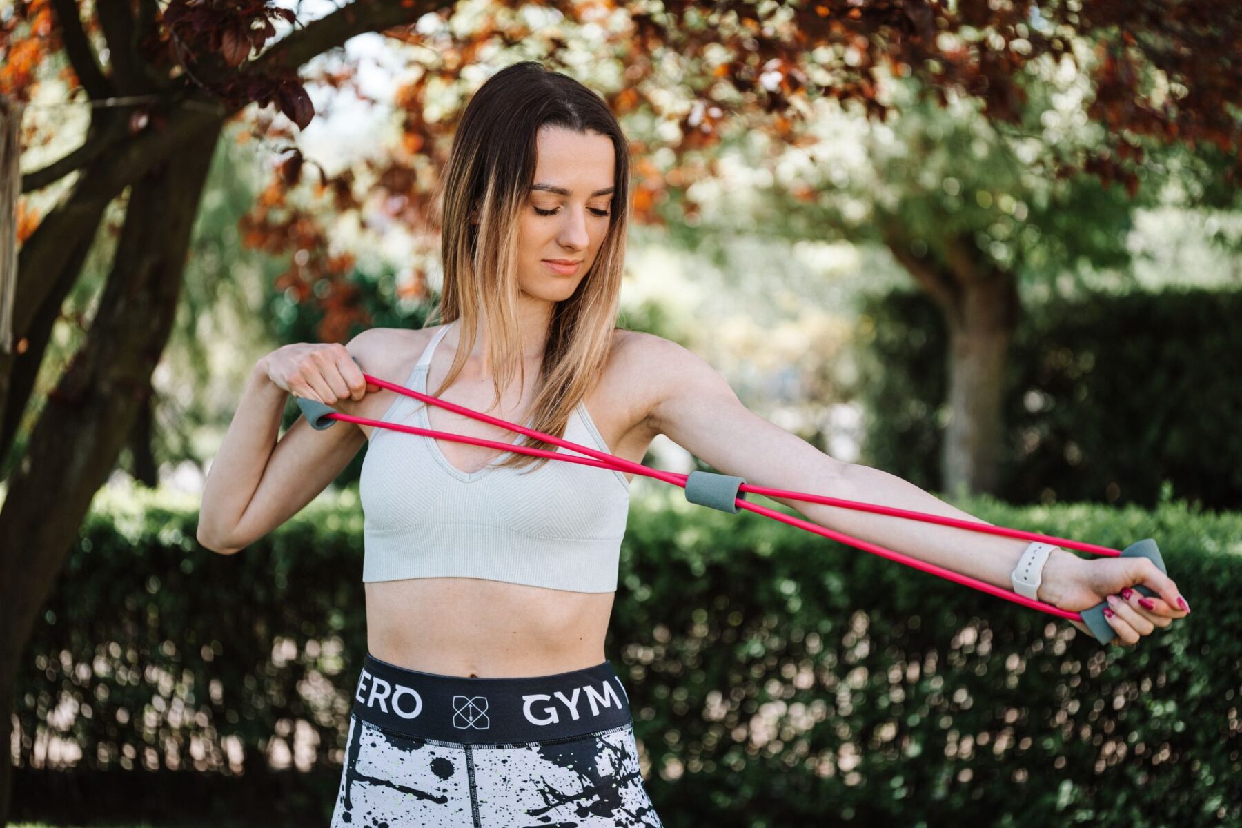 El pilates está bien, pero hay un ejercicio para acabar con las alas de murciélago y redefinir tu figura en solo 15 minutos y sin salir de casa
