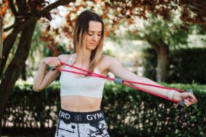 El pilates está bien, pero hay un ejercicio para acabar con las alas de murciélago y redefinir tu figura en solo 15 minutos y sin salir de casa