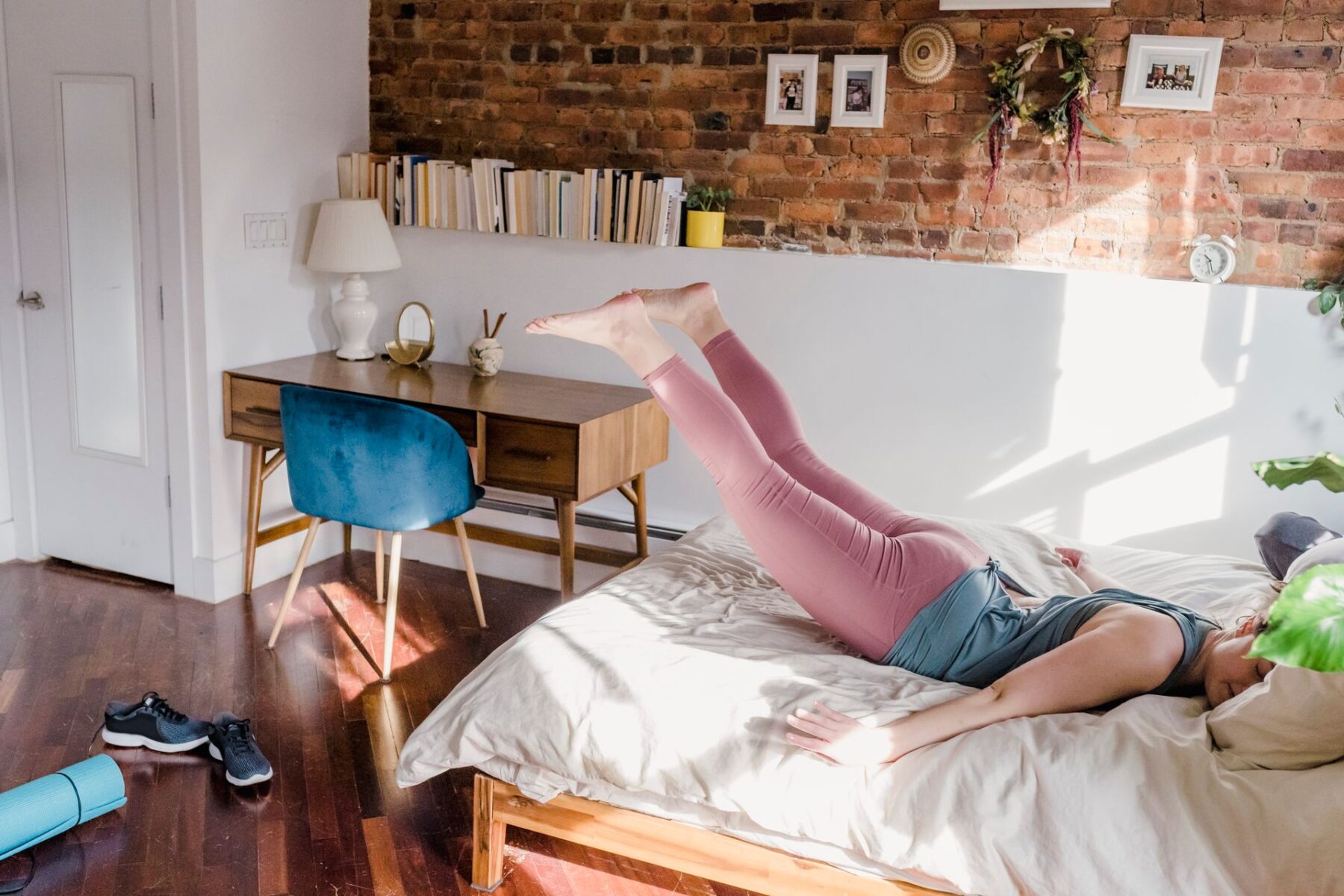Los cinco ejercicios para hacer por la mañana en la cama que alivian la rigidez mejor que el yoga a los mayores de 60