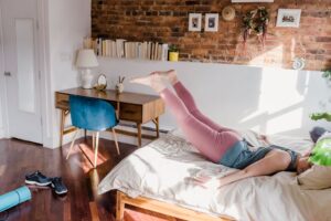 La rutina de 8 minutos sin levantarte de la cama avalada por los médicos para unas piernas tonificadas que funciona mejor que el entrenamiento con pesas a partir de los 55 años