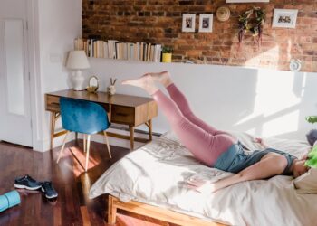 La rutina de 8 minutos sin levantarte de la cama avalada por los médicos para unas piernas tonificadas que funciona mejor que el entrenamiento con pesas a partir de los 55 años