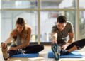 Una pareja haciendo ejercicio juntos en casa. Foto: Freepik - @javi_indy