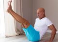 Hombre senior entrenando en interiores. Foto: Freepik