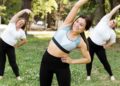 Un grupo de mujeres toma clases de ejercicio físico en el parque. Foto: Freepik