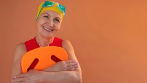 Ni nadar ni yoga: el ejercicio de gimnasia que los mayores de 65 años pueden hacer en la piscina para ganar fuerza sin impacto