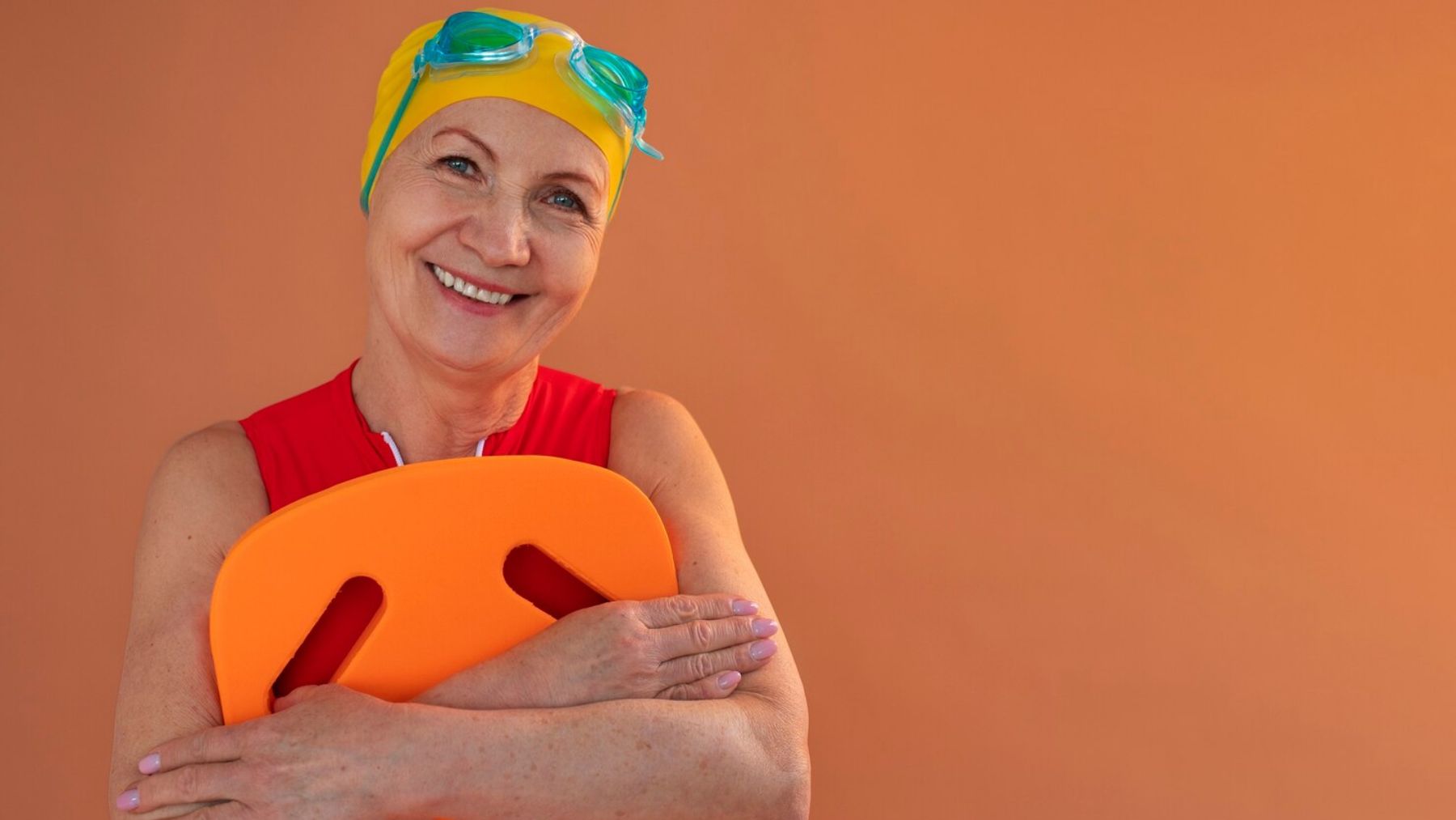 Una jubilada preparada para hacer ejercicio en la piscina. Foto: Freepik