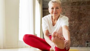 Pilates en pared: la tendencia viral de 2026 para fortalecer el equilibrio y evitar caídas en personas mayores de 65 años