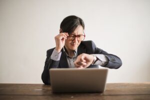 La psicología sugiere que las personas que siempre llegan temprano a los sitios no lo hacen porque sean puntuales, sino porque necesitan tener todo bajo control