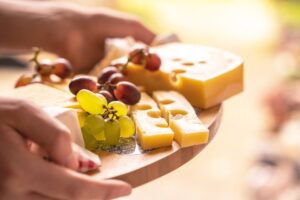 El mejor queso para el cerebro después de los 70: protege la memoria y ralentiza el deterioro cognitivo