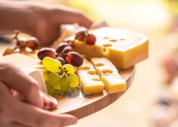 El mejor queso para el cerebro después de los 70: protege la memoria y ralentiza el deterioro cognitivo