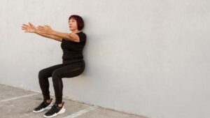 Ni pesas ni bici: el mejor ejercicio de pilates contra la pared para fortalecer las rodillas en mayores de 65 años