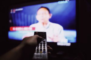 La psicología confirma el motivo por el que no puedes dejar de ver la misma serie una y otra vez: la nostalgia tiene mucho que ver