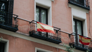 La psicología dice que las personas que cuelgan la bandera de España en su balcón no lo hacen por el fútbol: necesitan expresar su identidad
