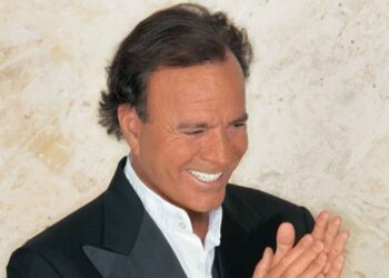 La rutina de Julio Iglesias (82 años) para estar en forma: "Camino una hora al día, nado 250 días al año y hago ejercicios de equilibrio"