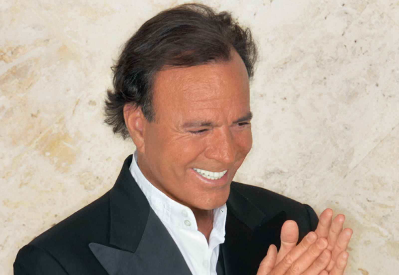 La rutina de Julio Iglesias (82 años) para estar en forma: "Camino una hora al día, nado 250 días al año y hago ejercicios de equilibrio"