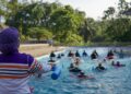 Quema una cantidad sorprendentemente grande de calorías: el "ejercicio de la abuela" es perfecto para el calor