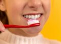 Cepillarse los dientes nada más levantarse o después del desayuno: ¿Qué prefieren los dentistas?