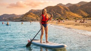 Ni paseos ni natación: el desconocido deporte acuático que los mayores de 60 años pueden practicar en la playa en verano para ganar equilibrio