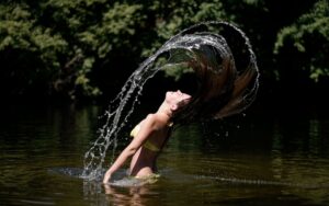 Expertos dicen basta: «Para refrescarnos hay quienes se echan agua por la cabeza pero no es una buena idea»