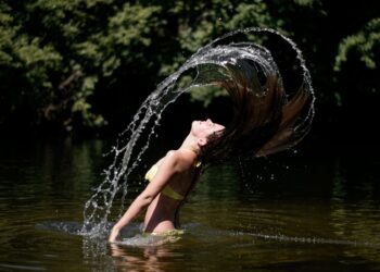 Expertos dicen basta: "Para refrescarnos hay quienes se echan agua por la cabeza pero no es una buena idea"