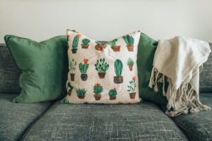 La psicología dice que las personas que siempre colocan los cojines del sofá no es porque sean perfeccionistas, más bien necesitan regularse emocionalmente