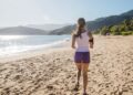 Una mujer entrena en la playa. Foto: Magnific