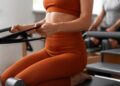 Una mujer practicando pilates. Foto: Magnific