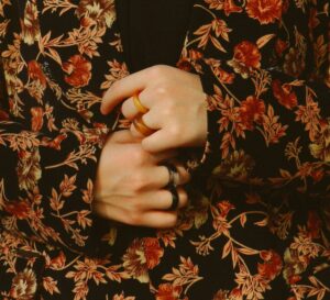 La psicología dice que las personas que llevan muchos anillos no es para llamar la atención, sino que es una forma de expresar su personalidad