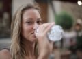 Llevamos años pensando que cuanta más agua bebemos en verano, mejor, pero los expertos advierten de que ese hábito: es demasiado